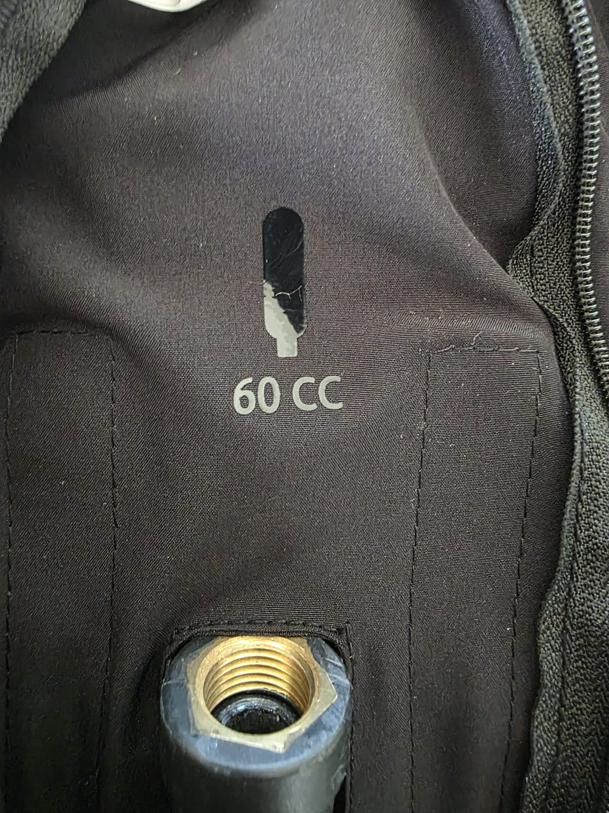 ARRO air vest CO₂ canister port marked 60 cc
